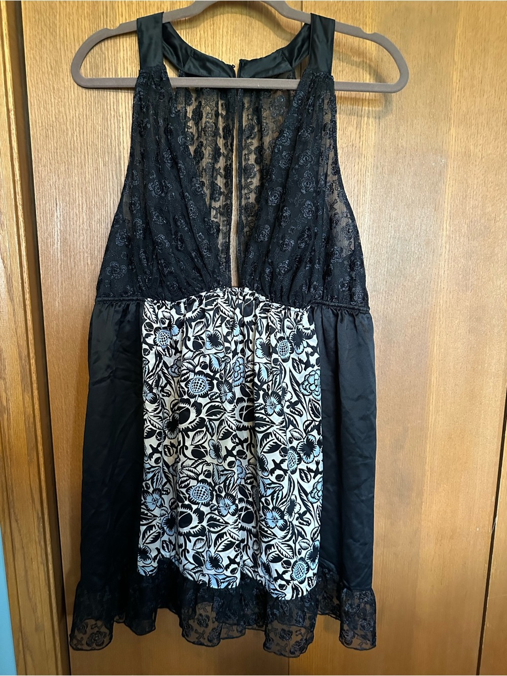 Black & White Lace Trim Sleeveless Women's Top